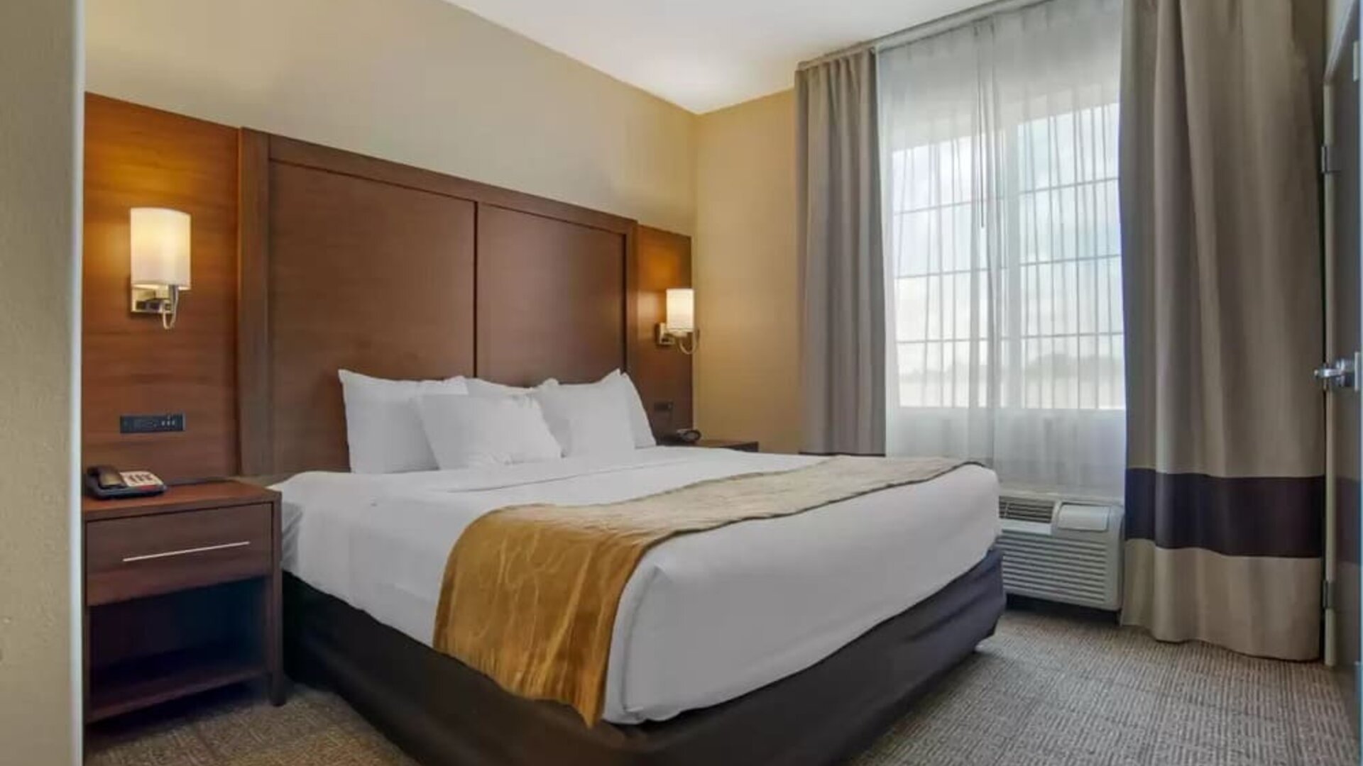 Comfortable king room at Comfort Suites Alexandria, LA.