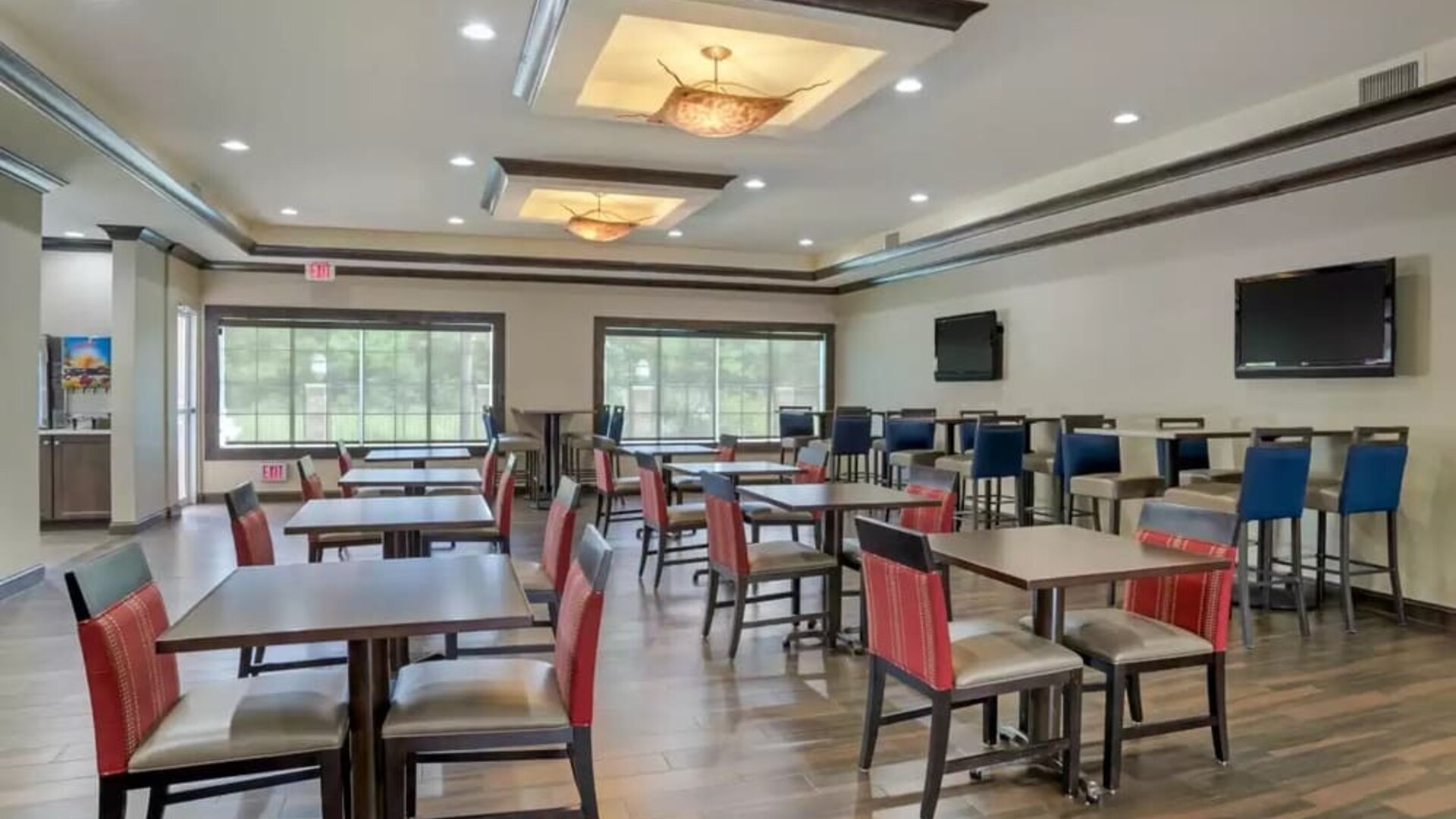 Dining and coworking space at Comfort Suites Alexandria, LA.