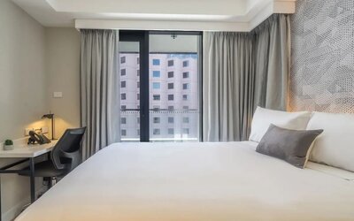 Comfortable delux king with work desk at Hotel Kith.