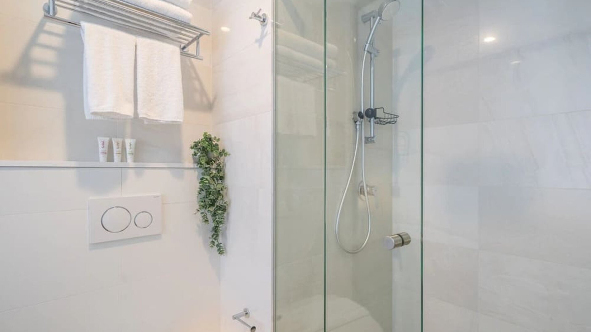 Private guest bathroom with shower at Hotel Kith.