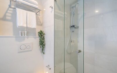 Private guest bathroom with shower at Hotel Kith.