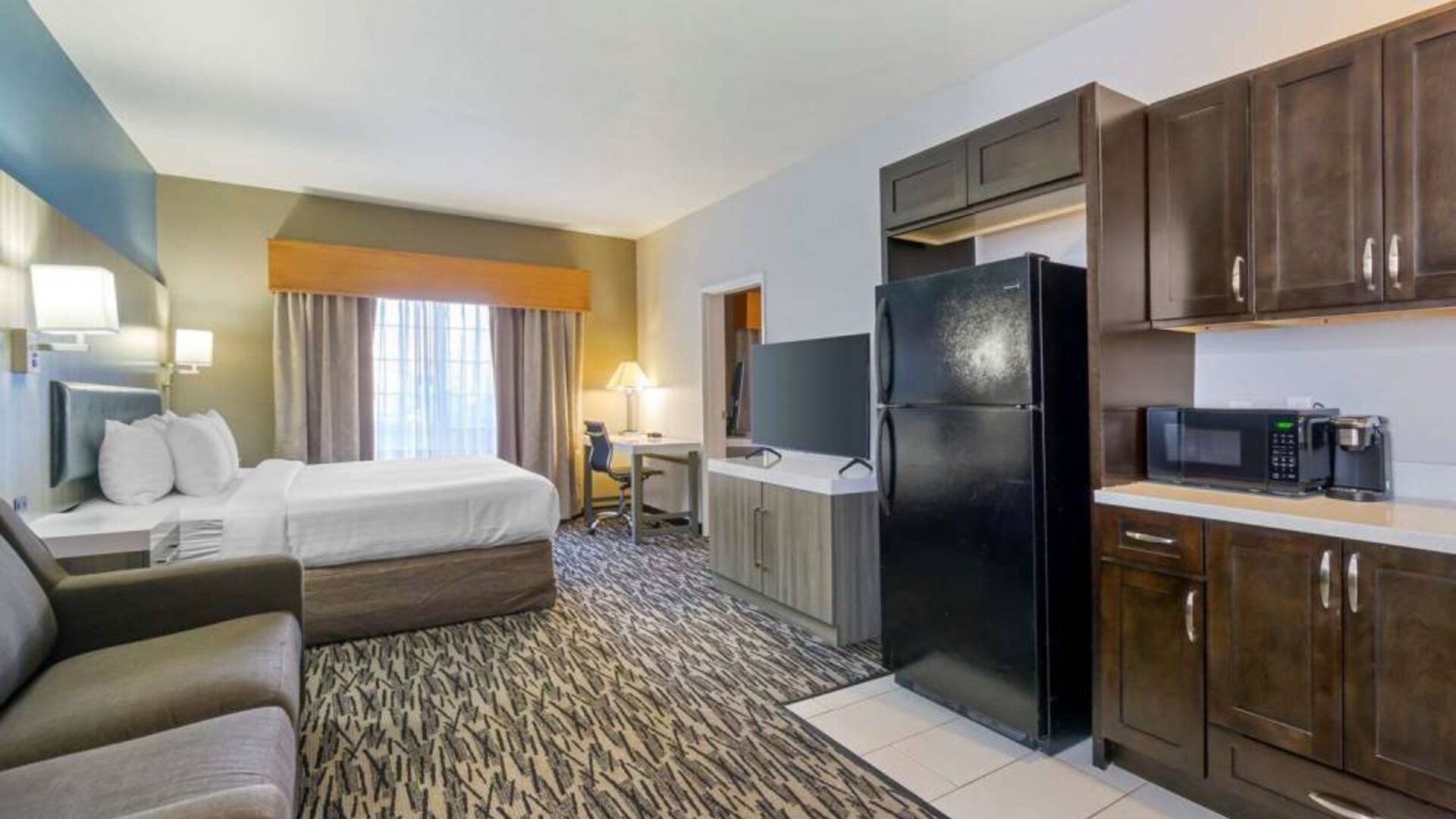 Spacious day use room with natural light at Best Western Plus Mountain View Auburn Inn.