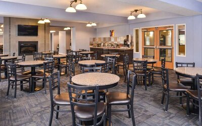 Dining area perfect for coworking at Best Western Plus Mountain View Auburn Inn.