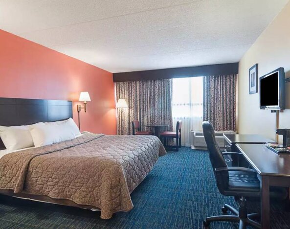 Day use room with natural light at Rodeway Inn Meadowlands.