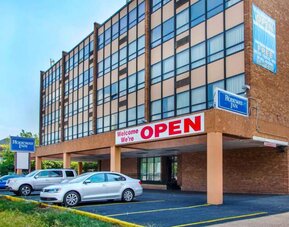 Hotel exterior at Rodeway Inn Meadowlands.