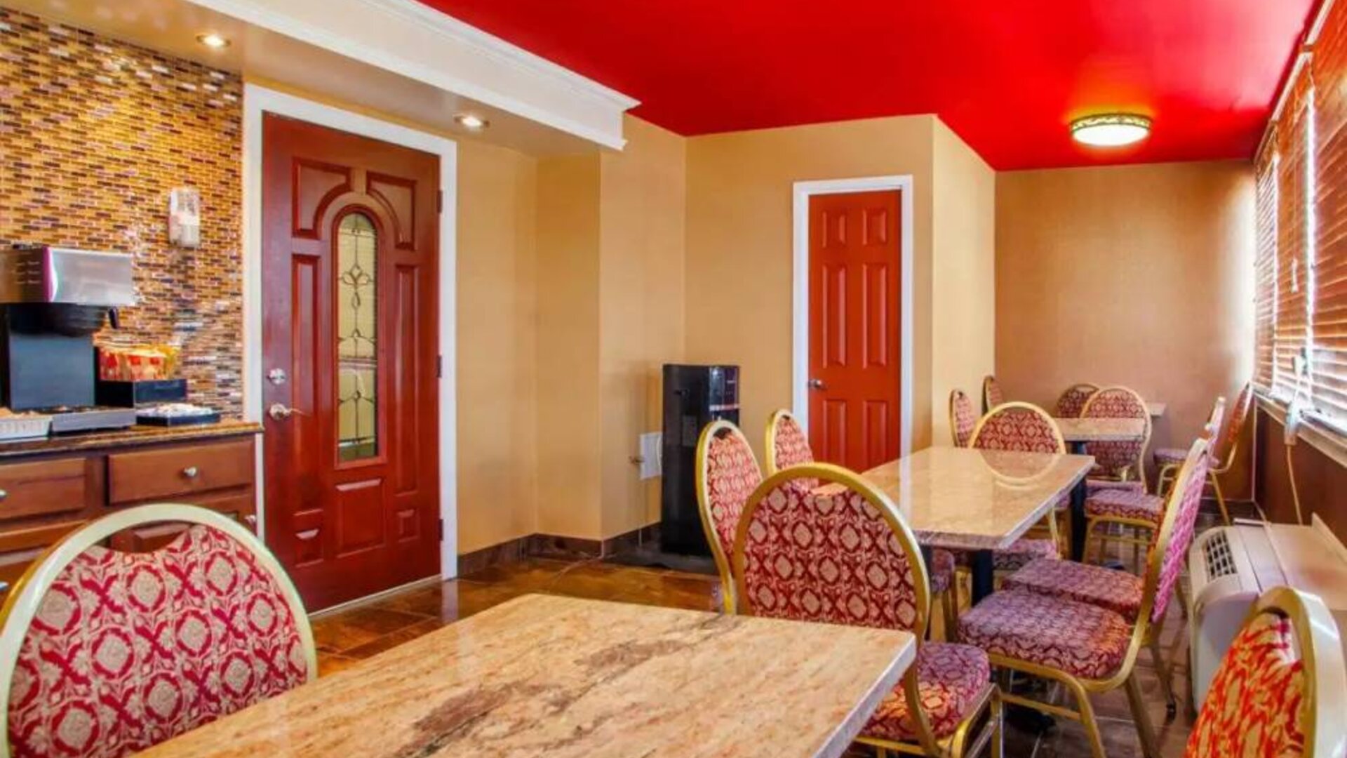 Dining area at Rodeway Inn Meadowlands.