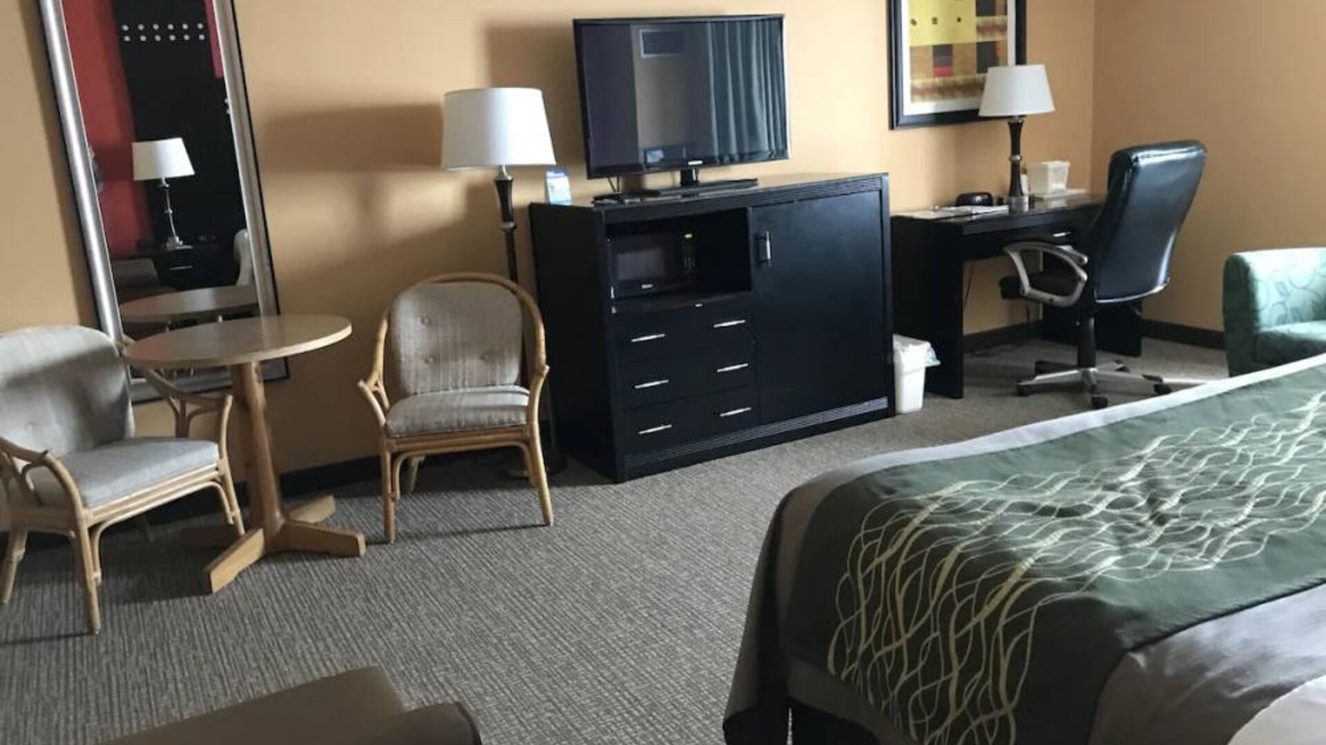 Work desk, TV, table and chairs inside day use room at Travelodge Absecon Atlantic City.