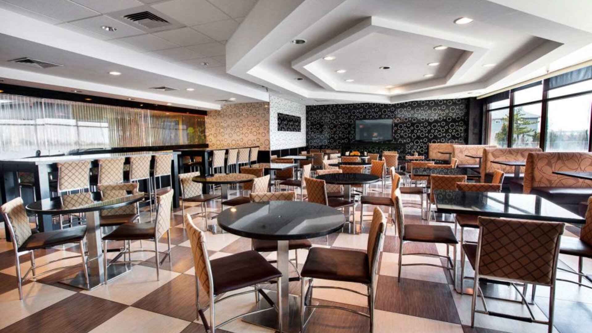 Dining area perfect for coworking at Travelodge Absecon Atlantic City.