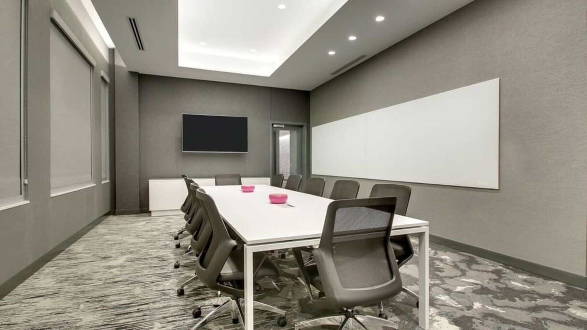 Professional meeting room at The Rose Hotel Chicago O’Hare, Tapestry Collection By Hilton.