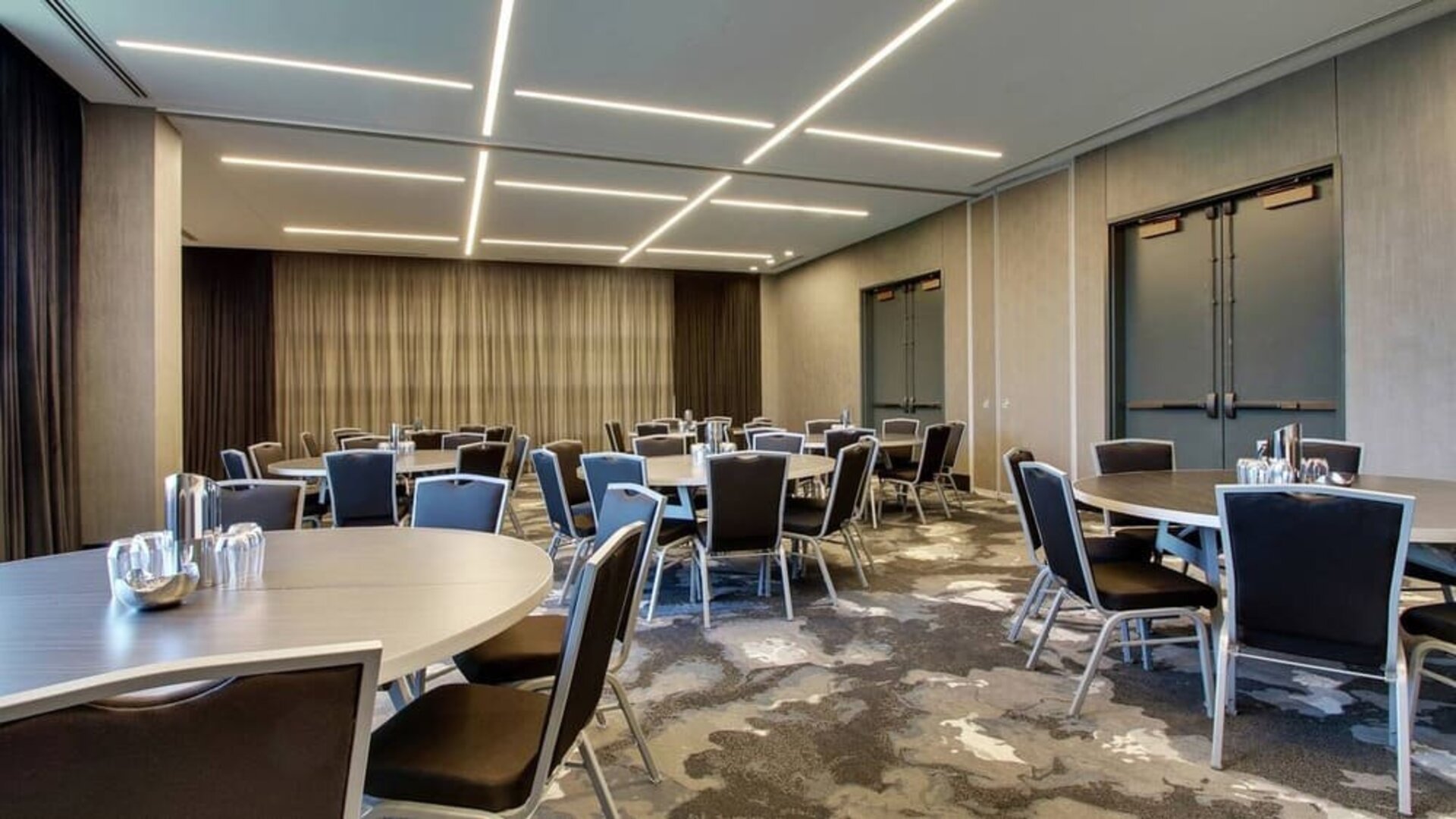 Large conference and meeting room at The Rose Hotel Chicago O’Hare, Tapestry Collection By Hilton.