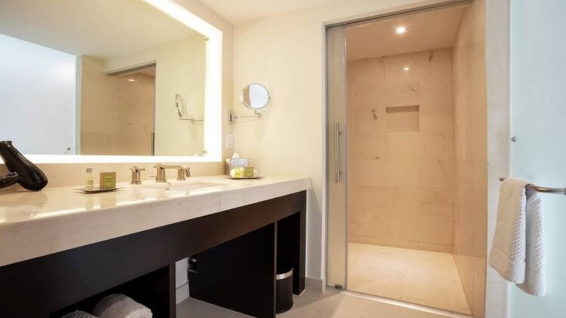 Private guest bathroom with shower at Doubletree By Hilton Toluca.