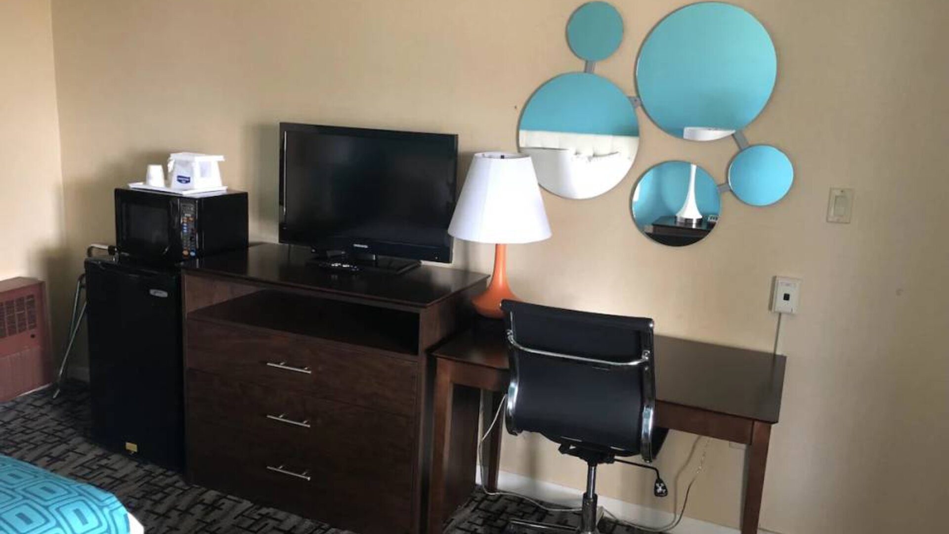 Day use room amenities at Howard Johnson Express Inn - Rocky Hill.