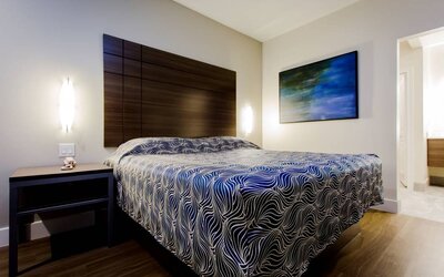 Day use room with private bathroom at Palace Inn Blue Gessner.