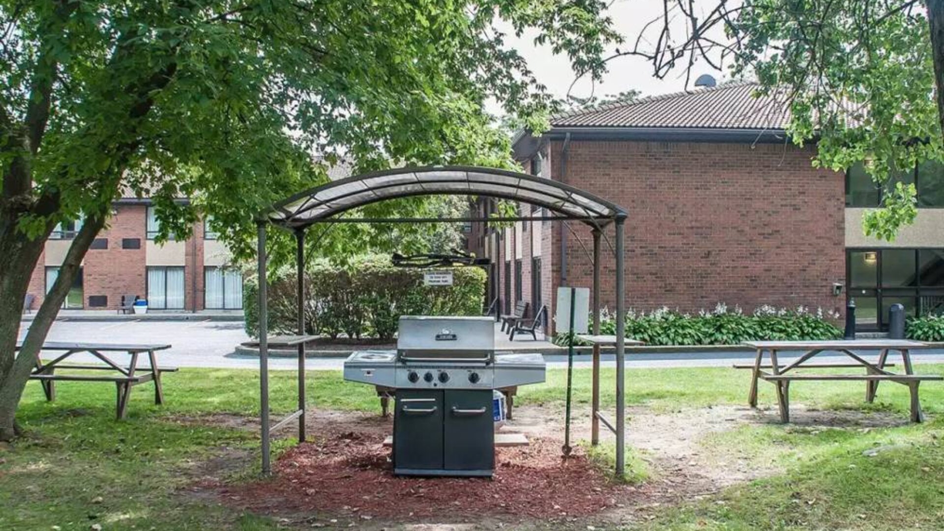 Picnic and BBQ area at Comfort Inn Simcoe.