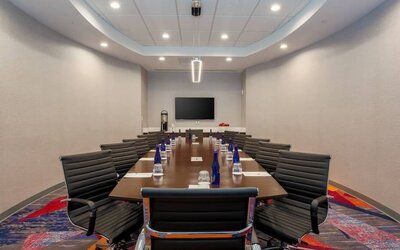 Professional meeting room at DoubleTree Atlanta Airport.