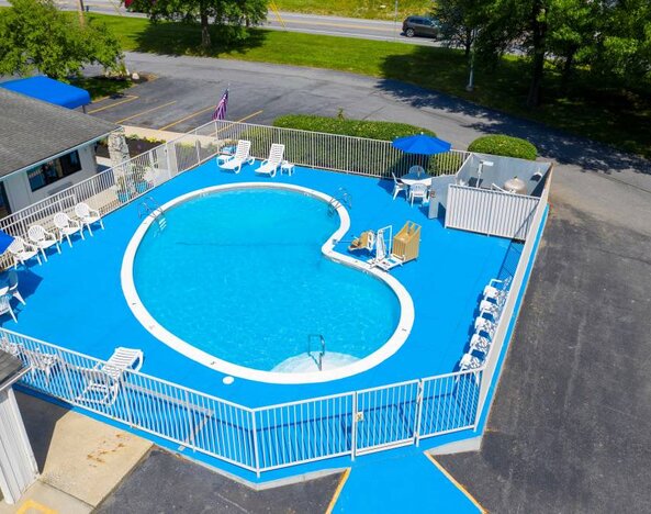Seasonal outdoor pool at American Inn Carlisle.