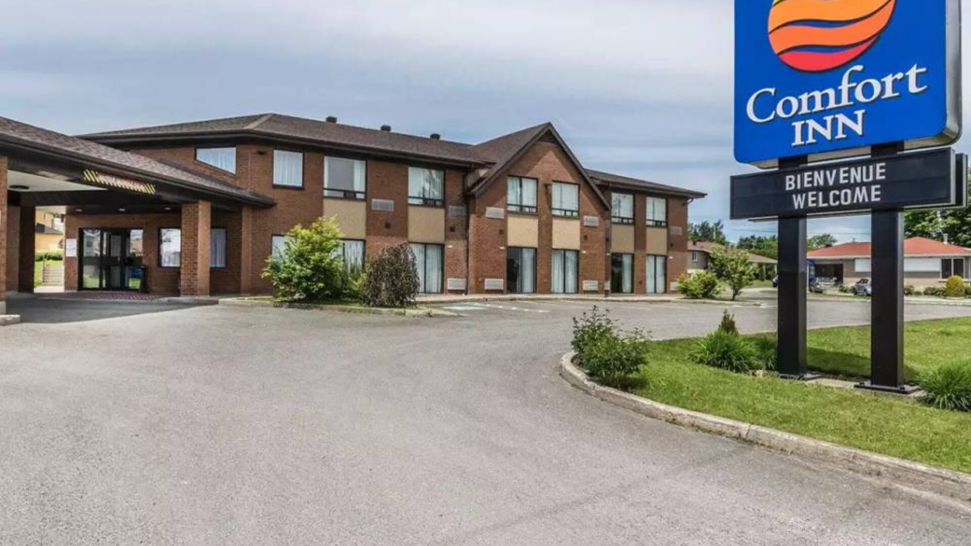 Hotel exterior at Comfort Inn Thetford Mines.