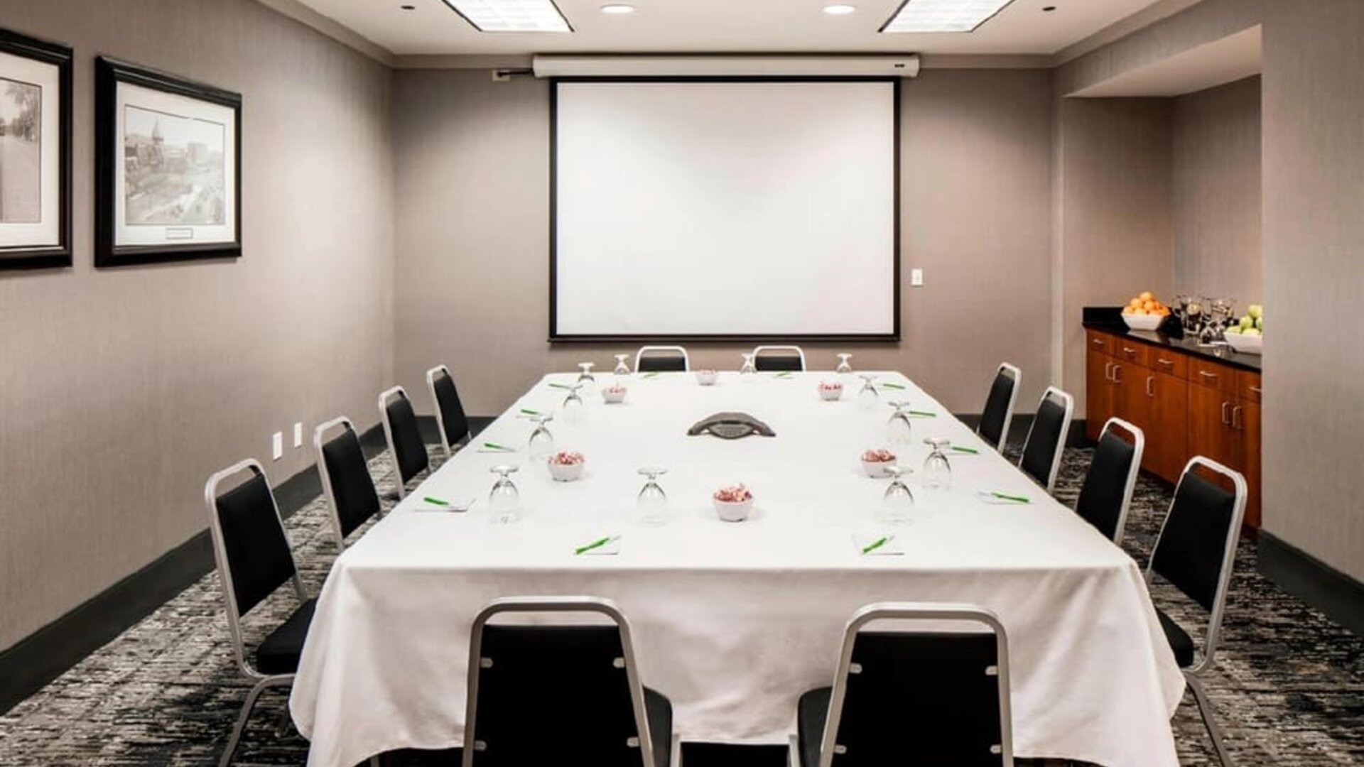 Professional meeting room at Courtyard By Marriott Boston Brookline.