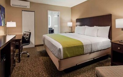 Day use room with work desk at Best Western Fort Lee.
