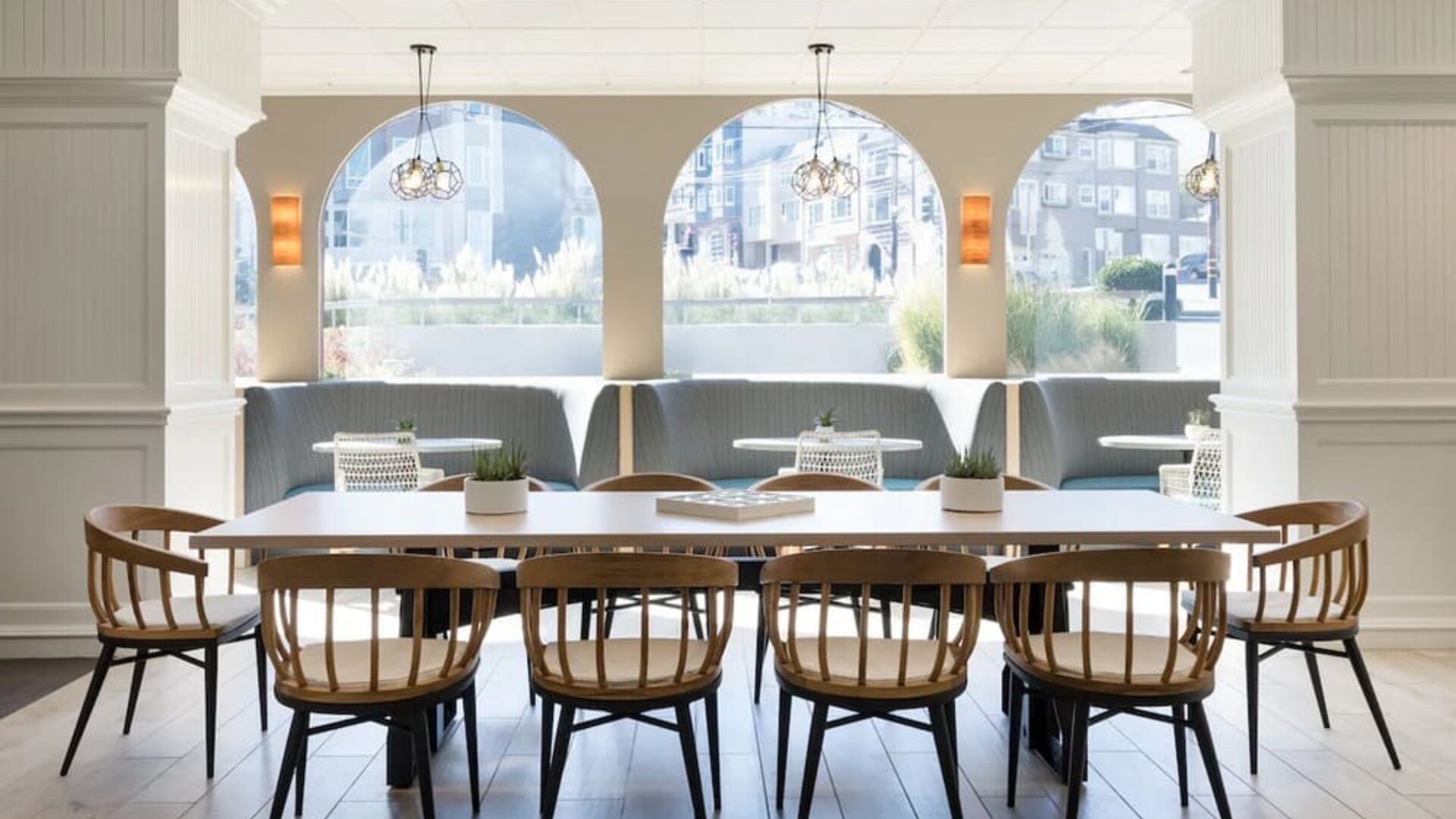 Relaxed meeting room with natural light at Hotel Caza.