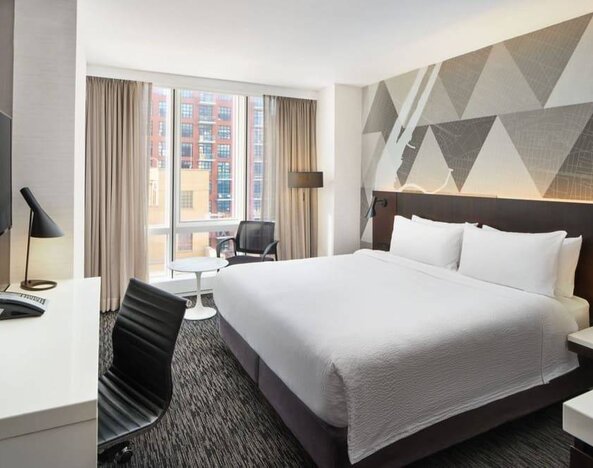 Day use room with natural light at Courtyard By Marriott Long Island City/New York Manhattan View.