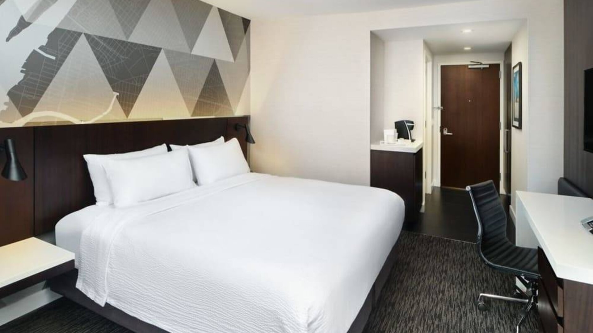 Day use room with work desk at Courtyard By Marriott Long Island City/New York Manhattan View.