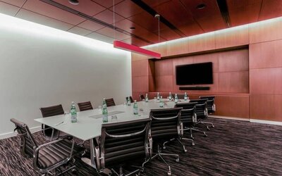 Meeting room at Courtyard By Marriott Long Island City/New York Manhattan View.