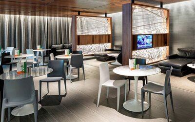 Dining area perfect for coworking at Courtyard By Marriott Long Island City/New York Manhattan View.