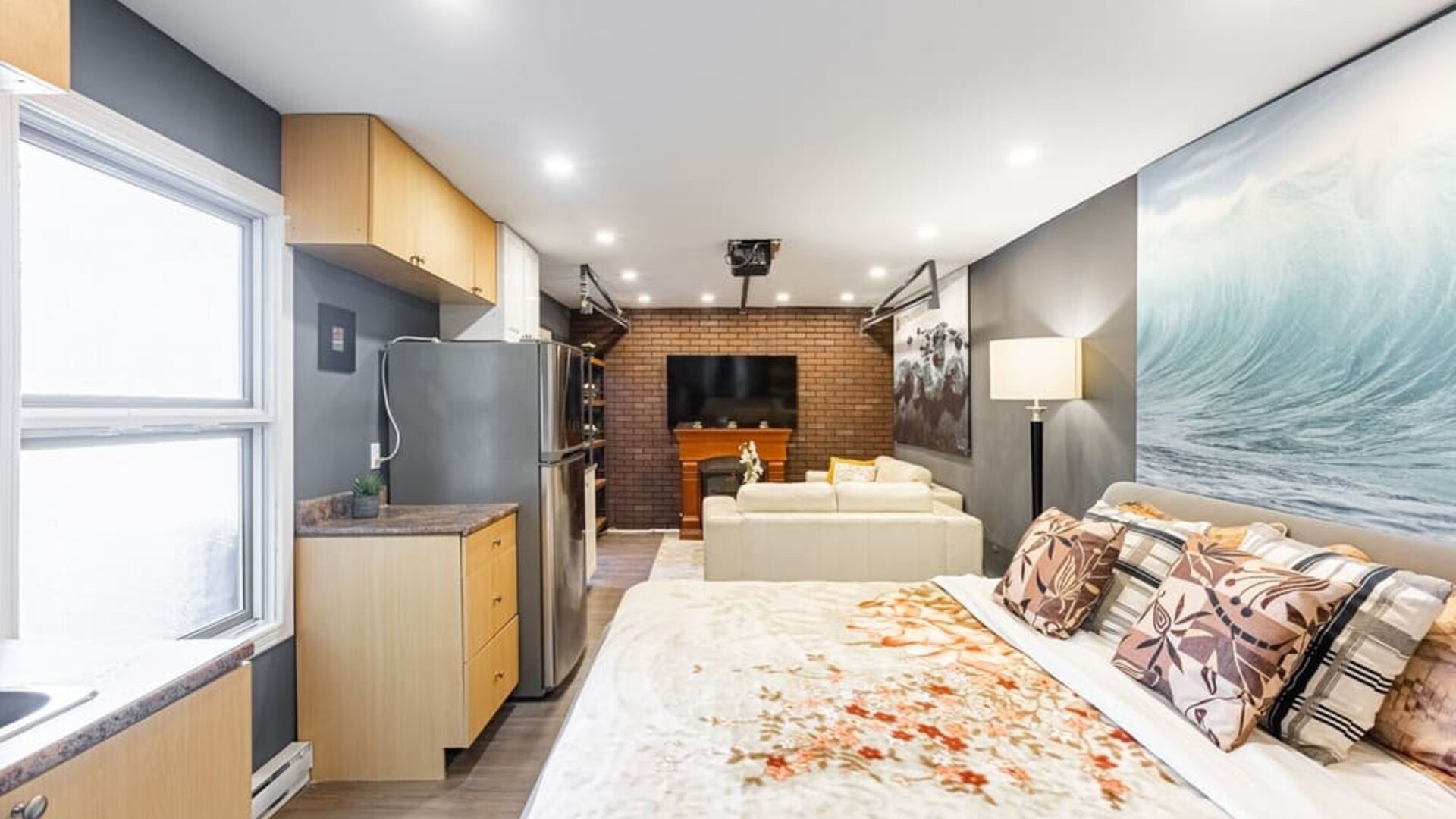 Spacious delux king room with natural light at Chez Joe.