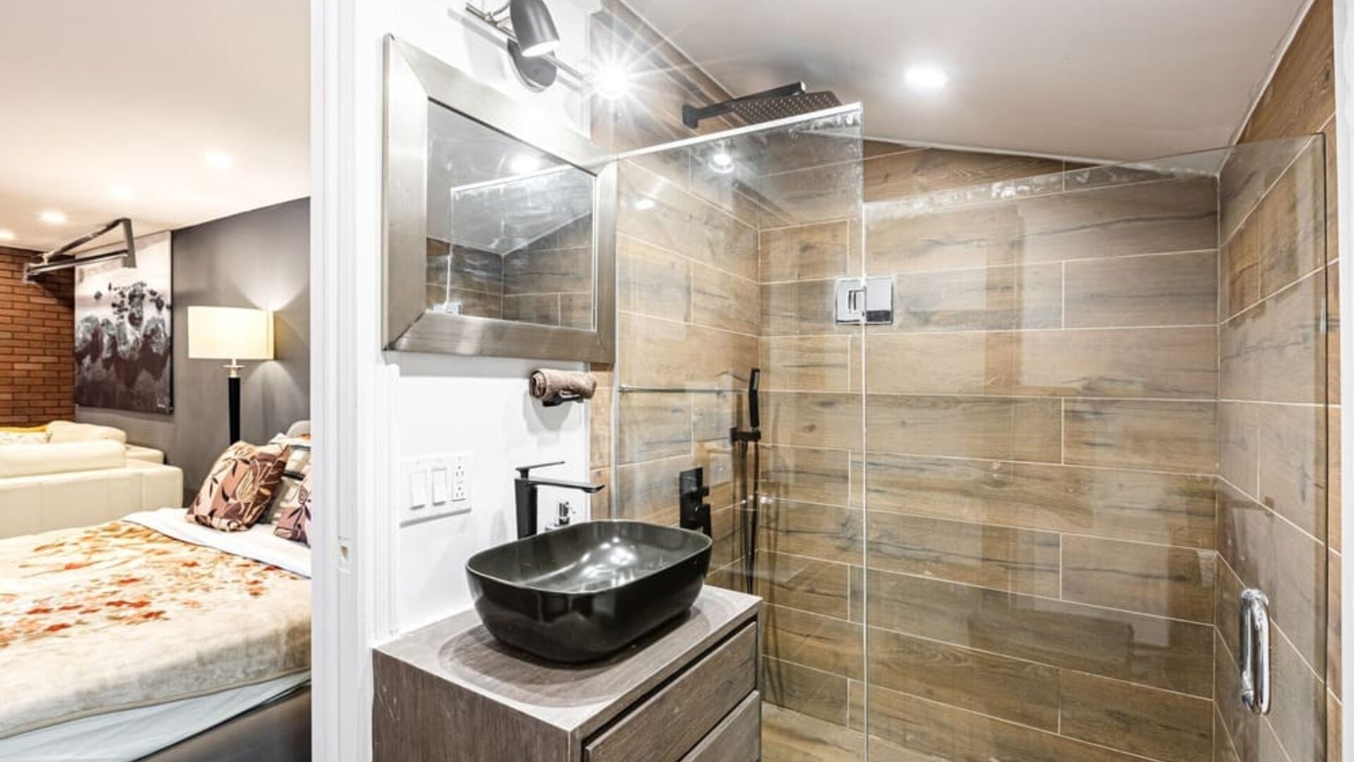 Private guest bathroom with shower at Chez Joe.