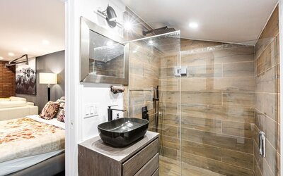 Private guest bathroom with shower at Chez Joe.