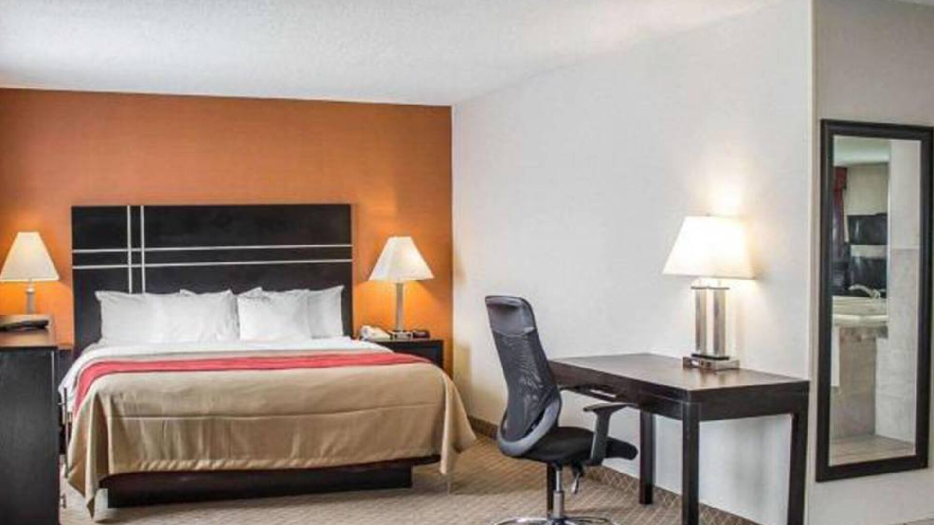 Day use room with work desk at Norwood Inn Statefare Grounds.