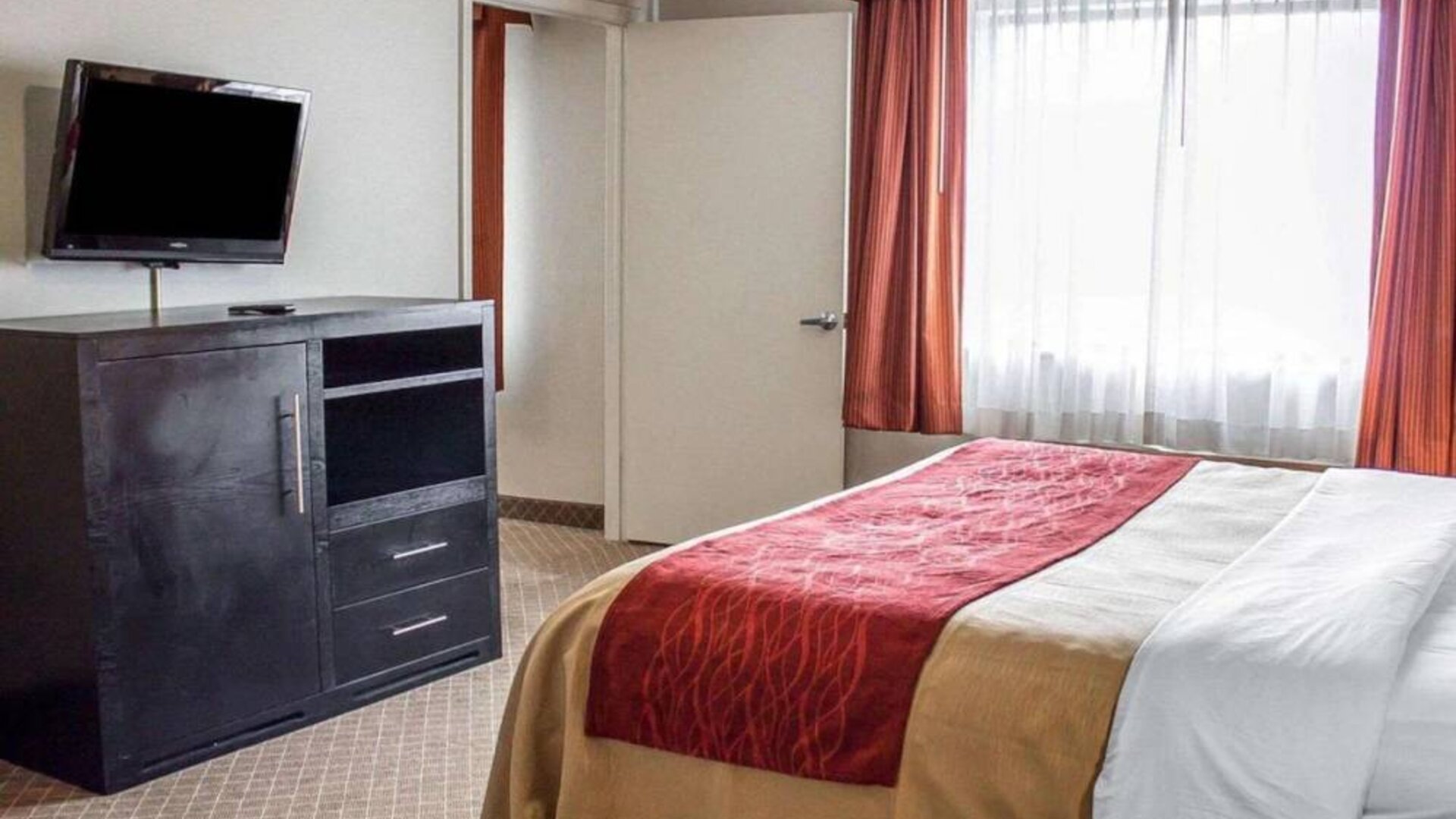 Day use room with natural light at Norwood Inn Statefare Grounds.