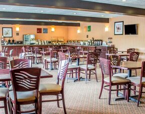 Dining area perfect for coworking at Norwood Inn Statefare Grounds.