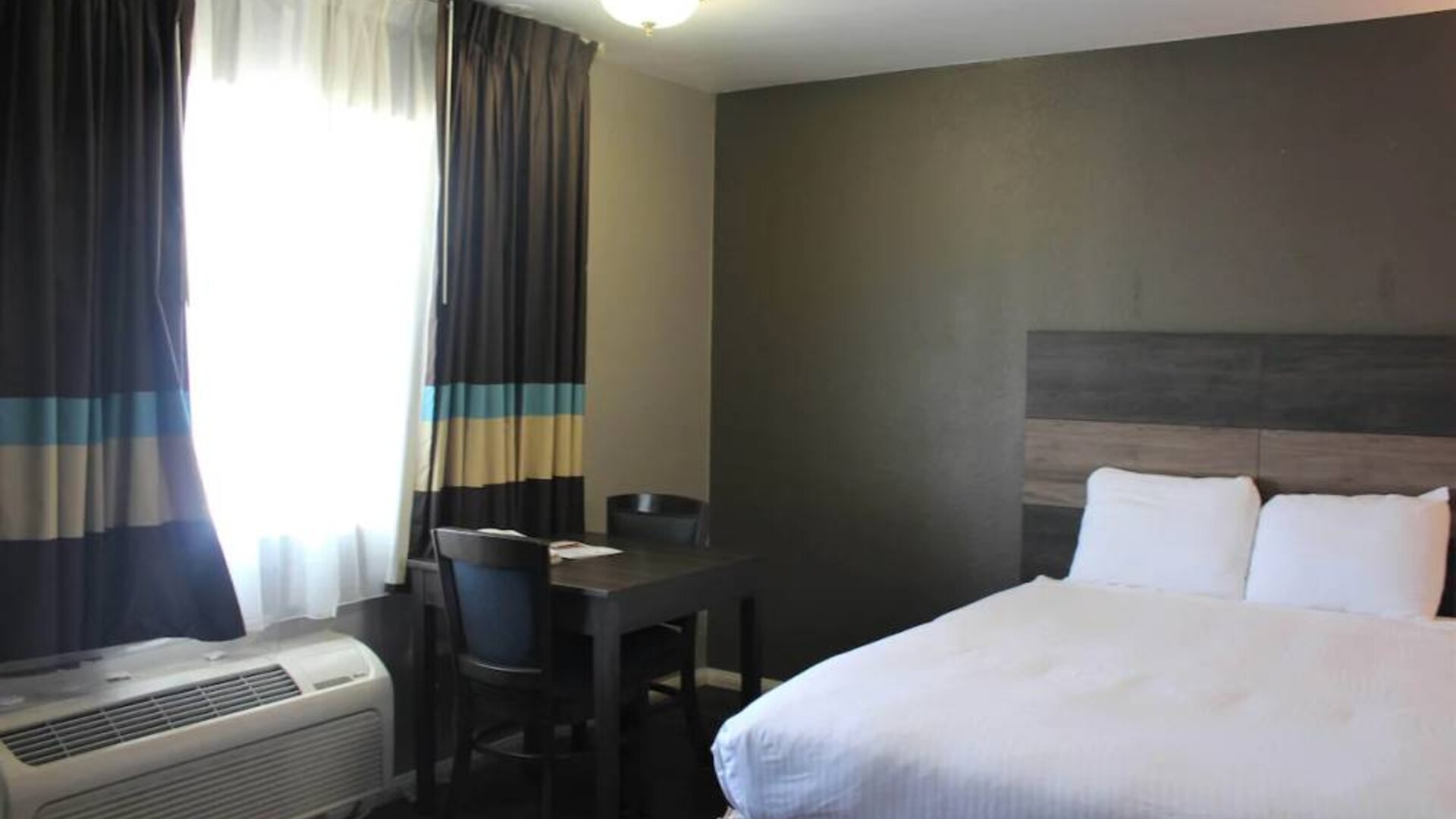 Day use room with dining table at Cozy Inn.
