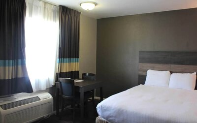 Day use room with dining table at Cozy Inn.
