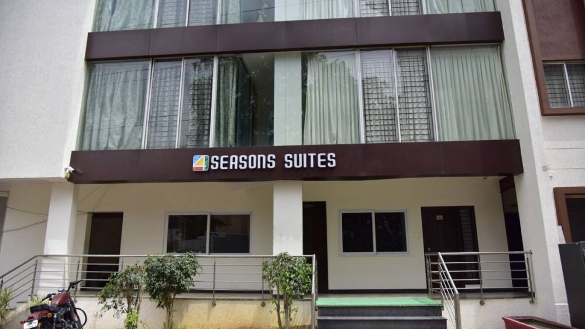 4 Seasons Suites