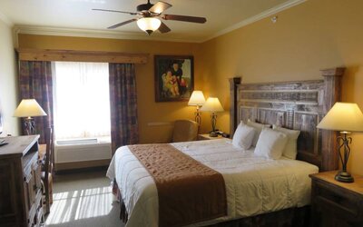 Day use room with work desk at La Hacienda Inn Alamodome/Riverwalk.