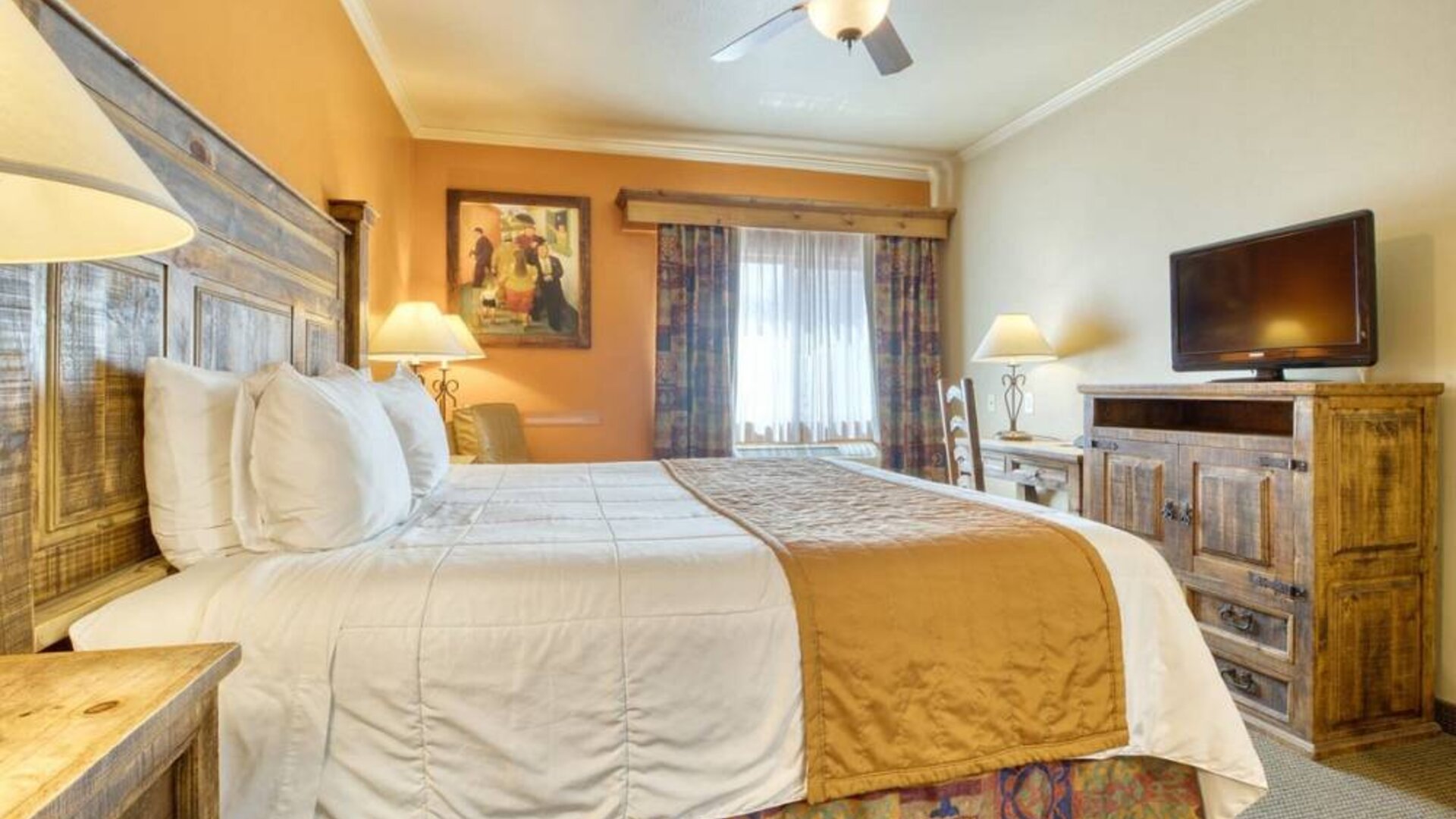 Day use room with work desk at La Hacienda Inn Alamodome/Riverwalk.