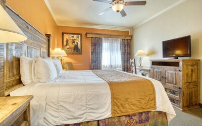 Day use room with work desk at La Hacienda Inn Alamodome/Riverwalk.