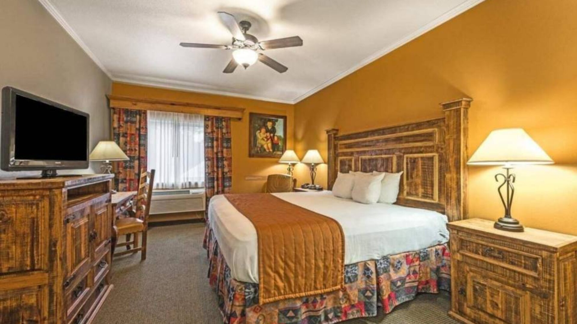 Day use room with work desk at La Hacienda Inn Alamodome/Riverwalk.