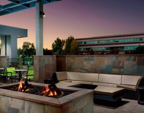 Firepit at Springhill Suites By Marriott Belmont / Redwood Shores.