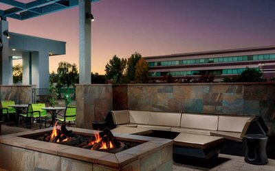 Firepit at Springhill Suites By Marriott Belmont / Redwood Shores.