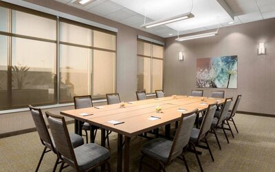 Professional meeting room at Springhill Suites By Marriott Belmont / Redwood Shores.