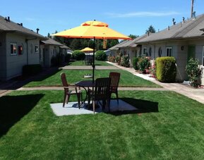Lawn seating available at Milwaukie Inn Portland South.