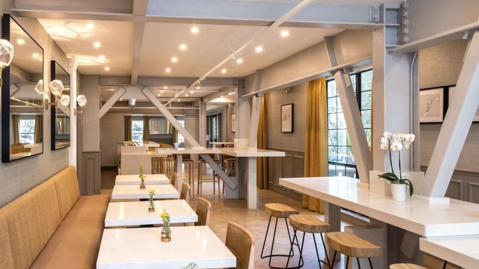 Dining and coworking space at The Inn At Saratoga, Tapestry Collection By Hilton.