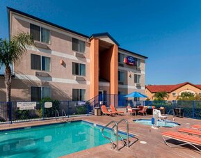 Refreshing outdoor pool and hot tub at Fairfield Inn By Marriott Santa Clarita Valencia.
