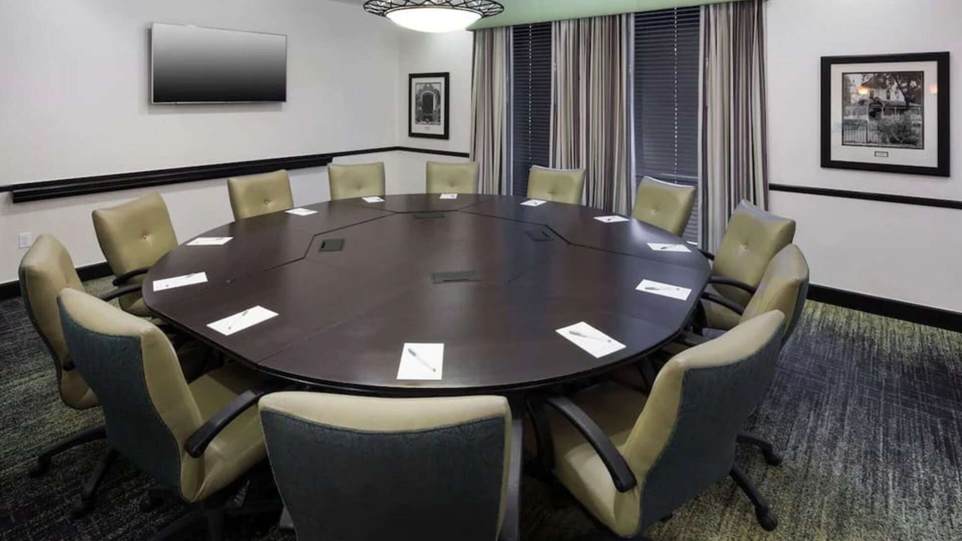 Meeting room at Hampton Inn & Suites Gainesville-Downtown.