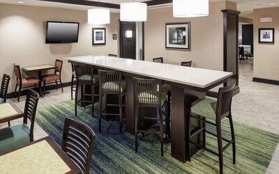 Dining and coworking space at Hampton Inn & Suites Gainesville-Downtown.
