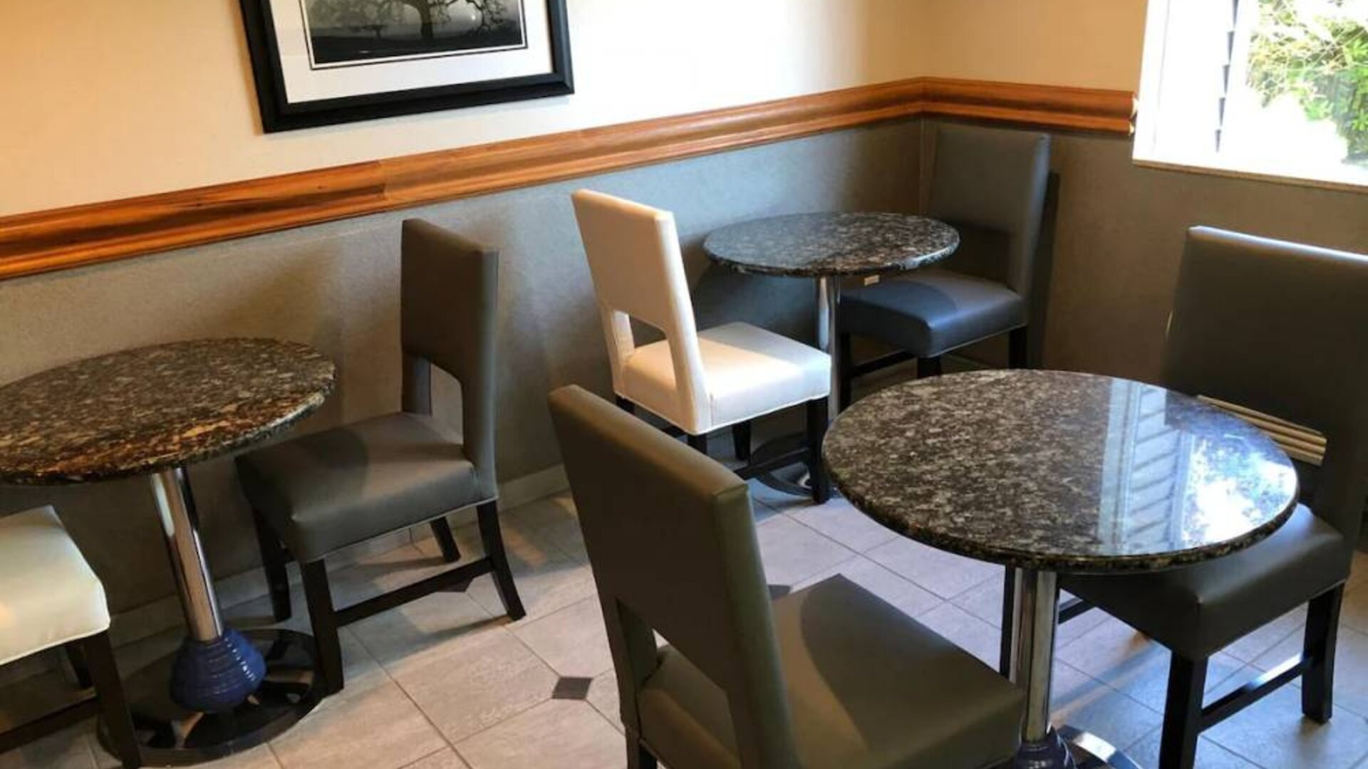 Breakfast area perfect for coworking at Shilo Inn Rose Garden.